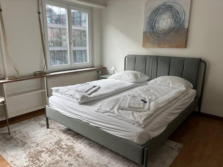 Live In The Center - Cross 5 Apartment