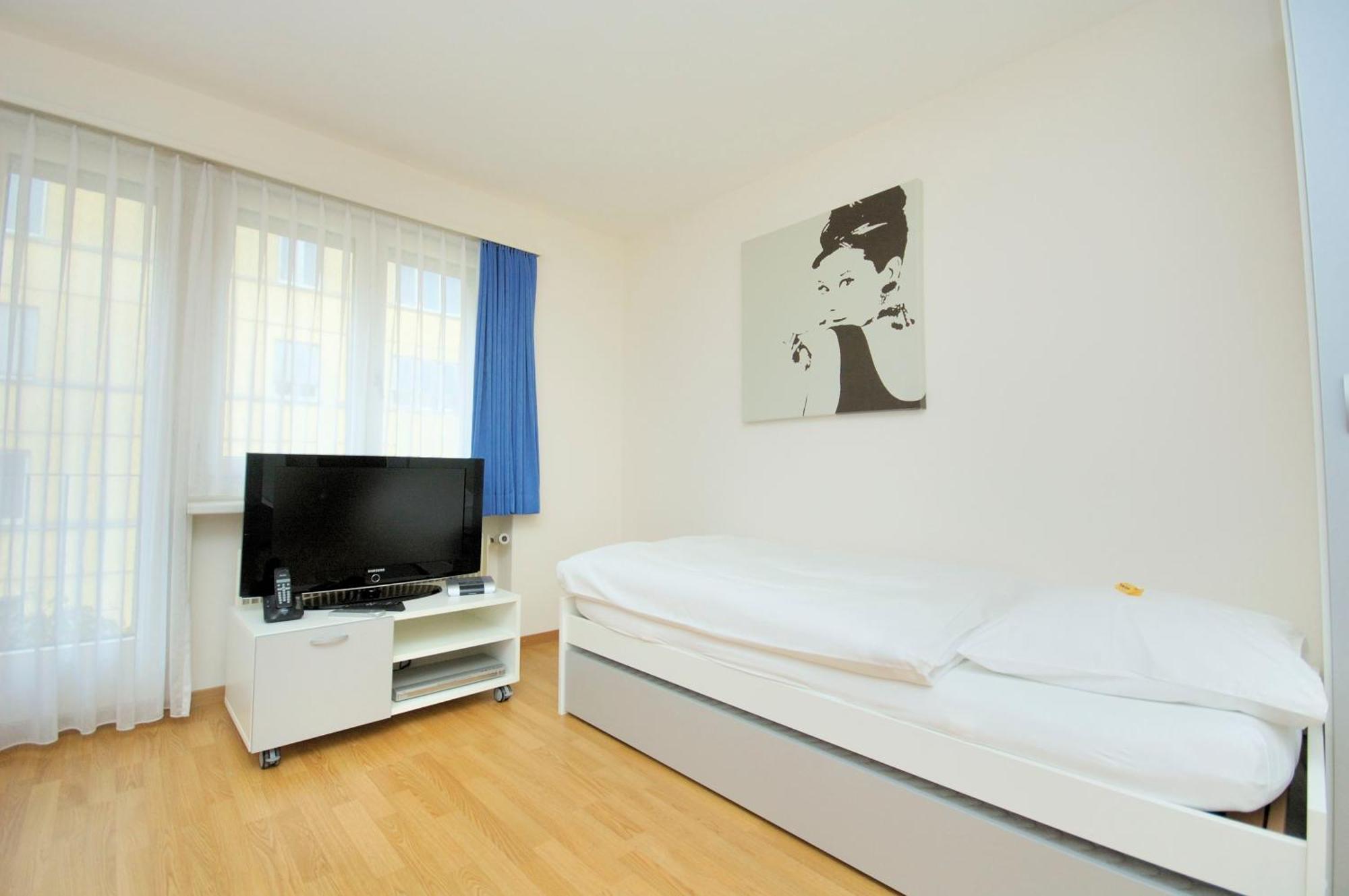 Executive - Crown 28