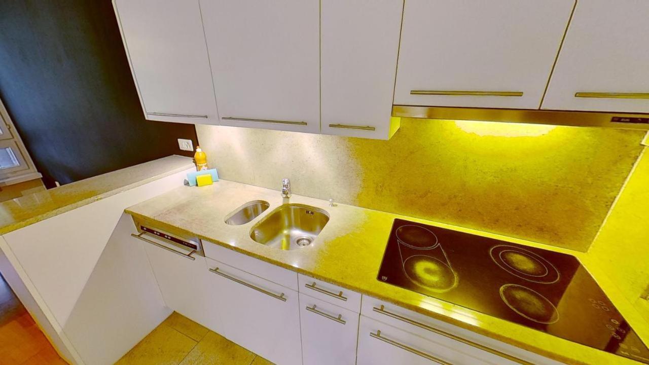 Chic 3-bedroom Near Center Apartment