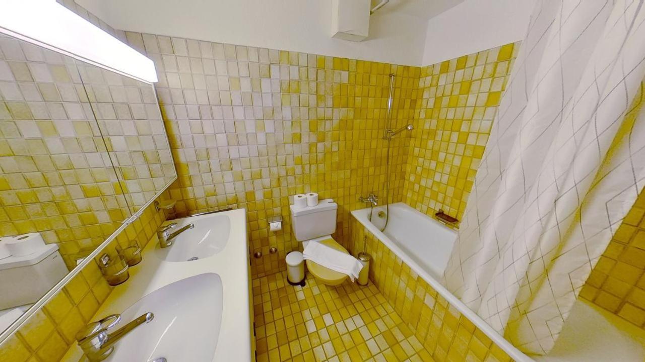 Chic Near Center Apartment *