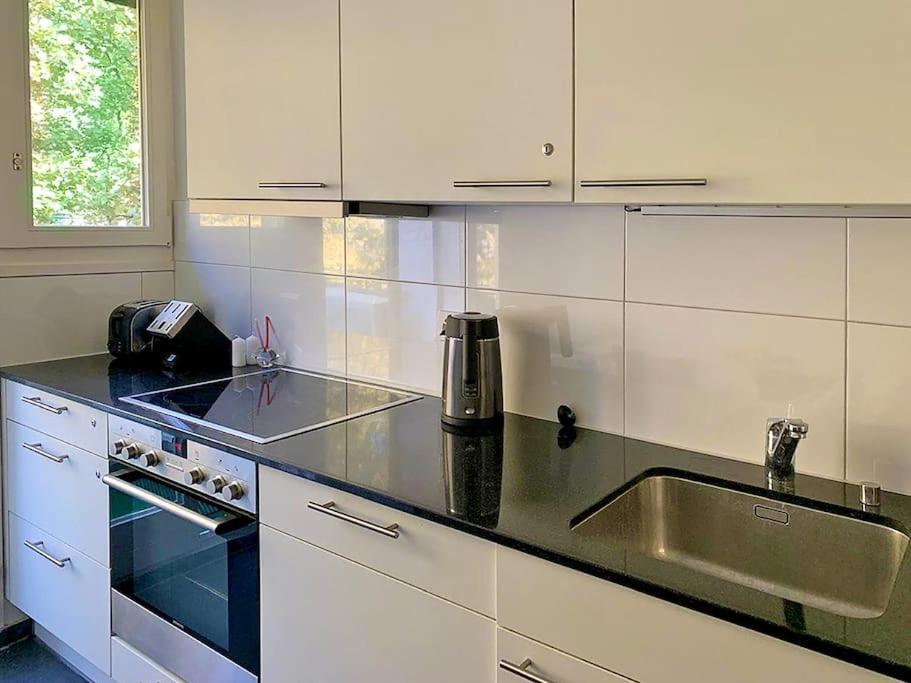 Comfort For One Guest With Shared Bathroom In Enge Near Centre & Zurich, July & August Only