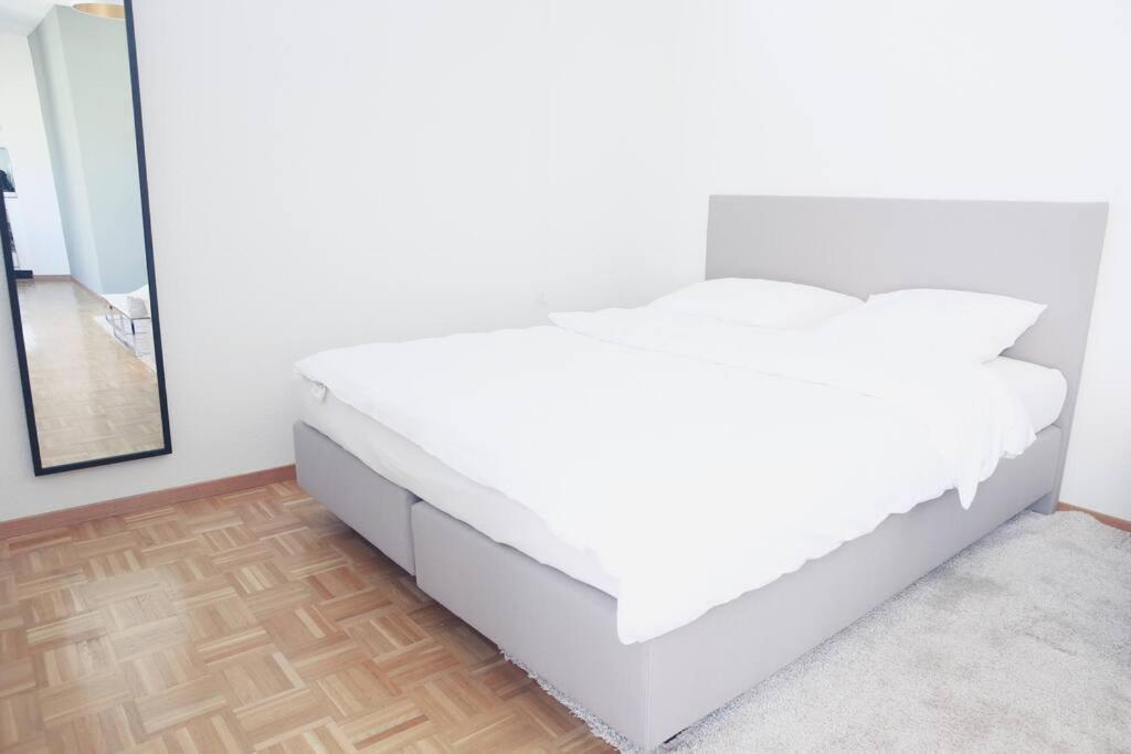 Charming In The Centre - Art 21 *