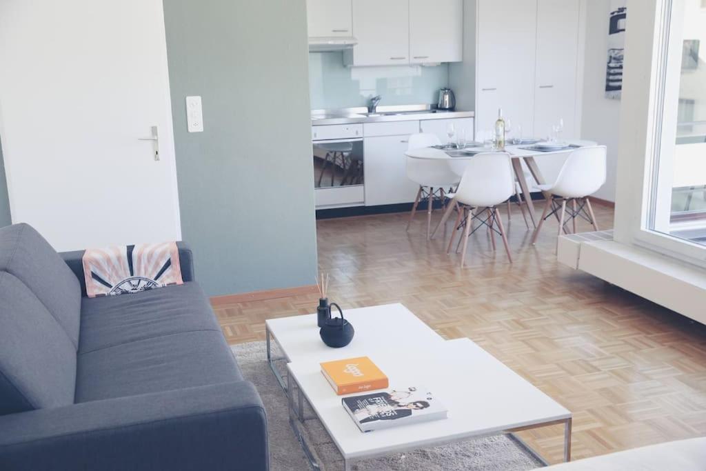 Charming In The Centre - Art 21