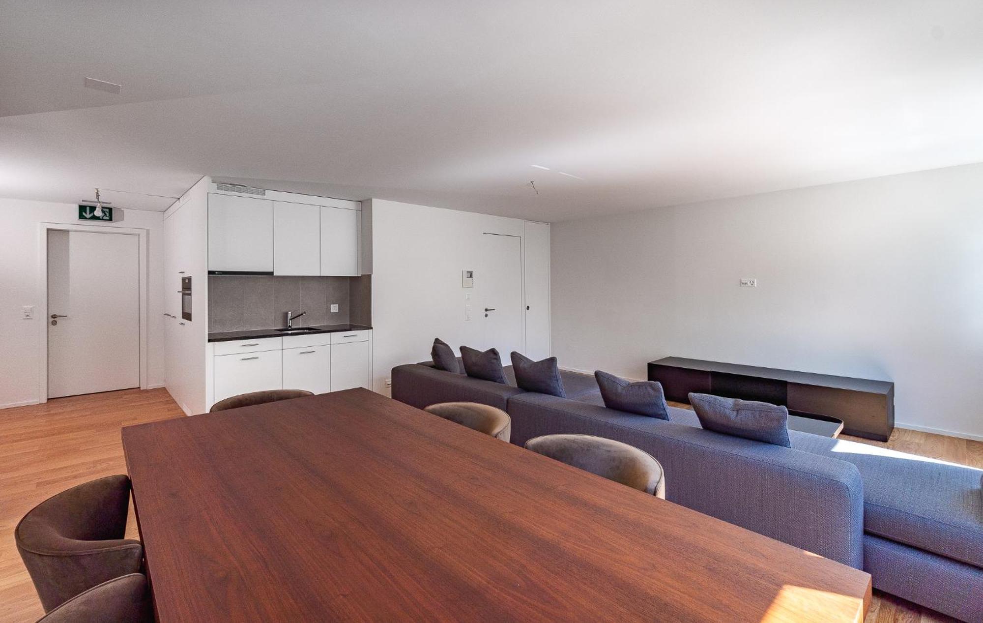 Wollishofen Station, 2 Bedroom, Kitchen & Parking Zurique