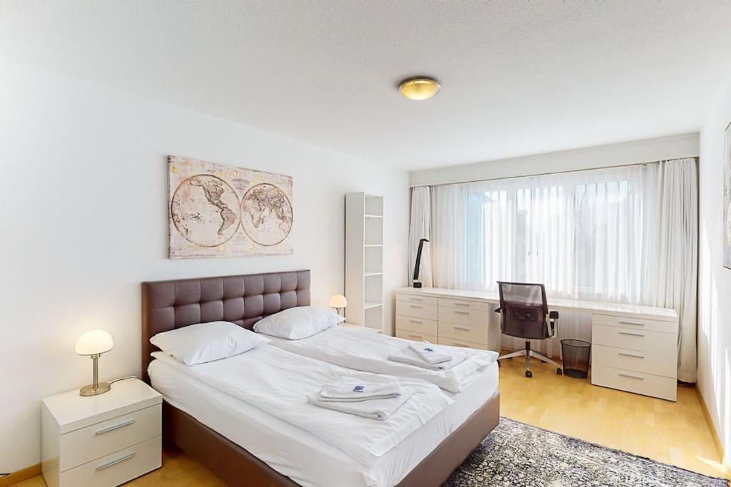 Executive 2br Near And Center - Dufour 4