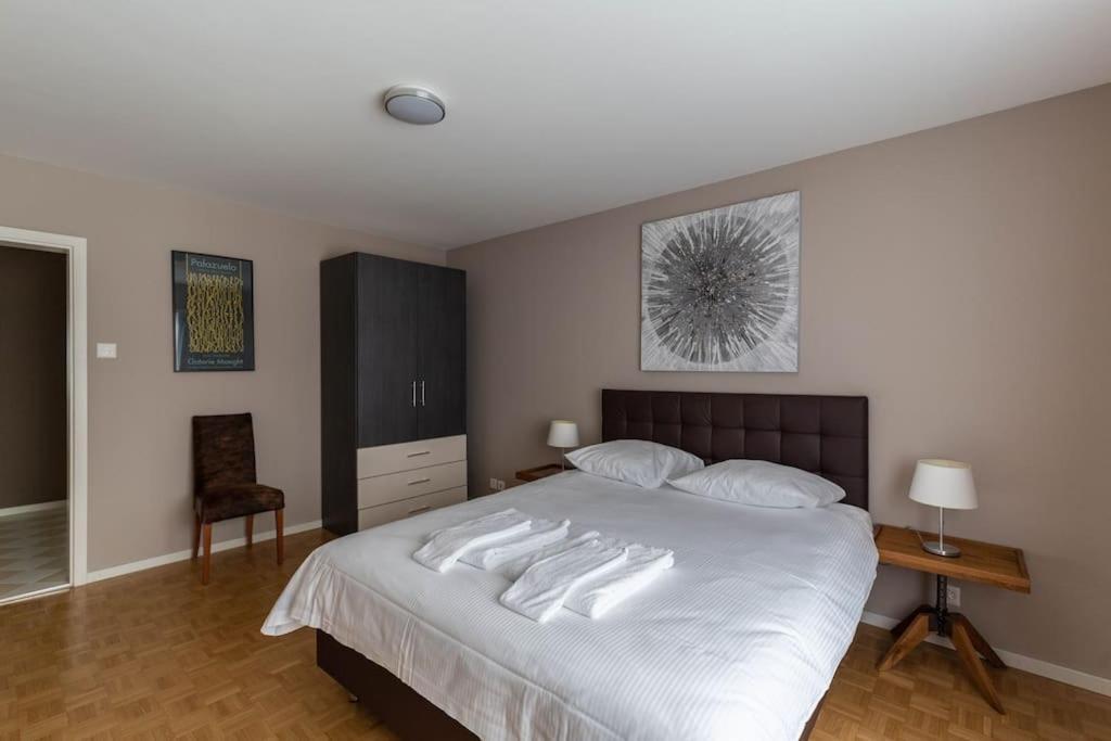 Fantastic 1 Bedroom Flat, Center, Near - Sf15 *