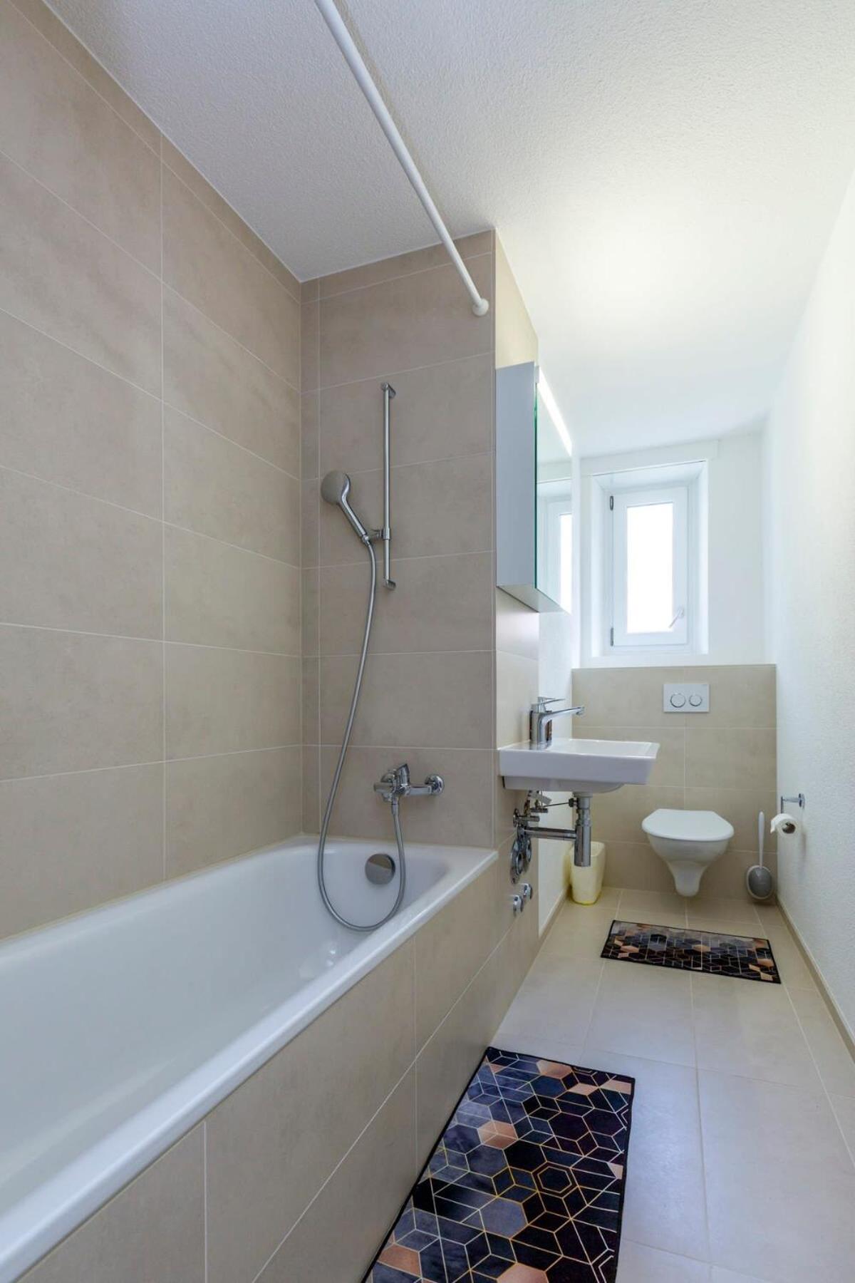 Kaya 2a - Downtown 2br With Balcony *