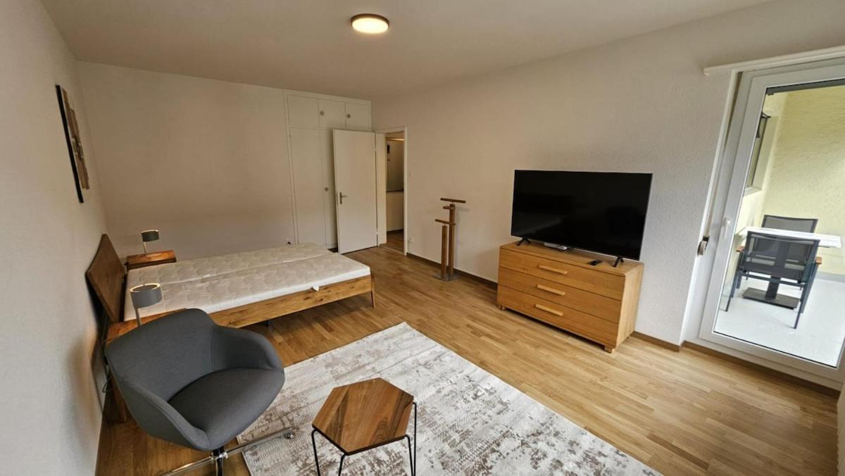 Cozy Near Train Station - 7 *