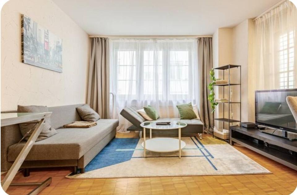 5-mins Walk To Main Station - Center