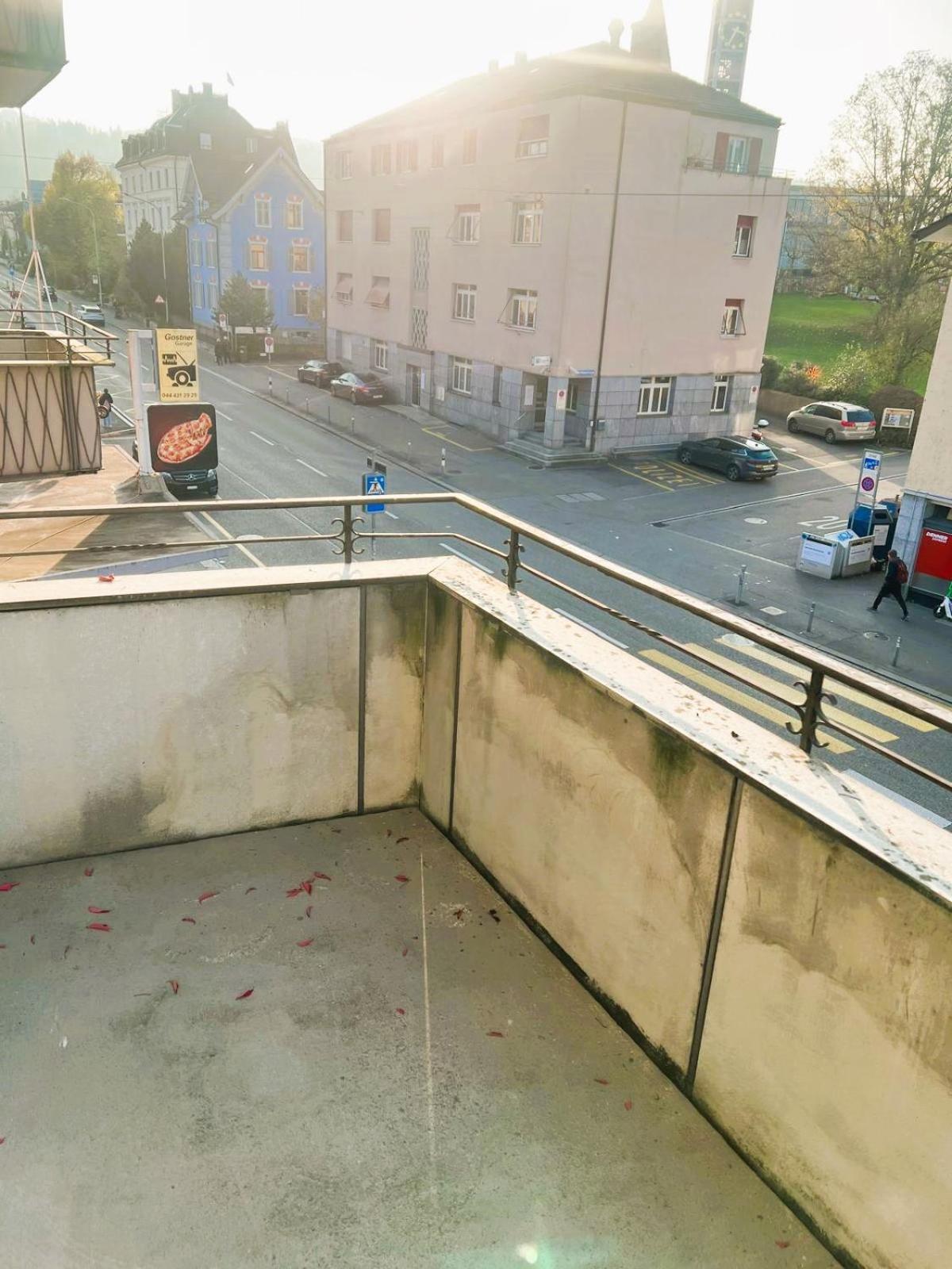 Large Center With Balcony Alt Apartment *