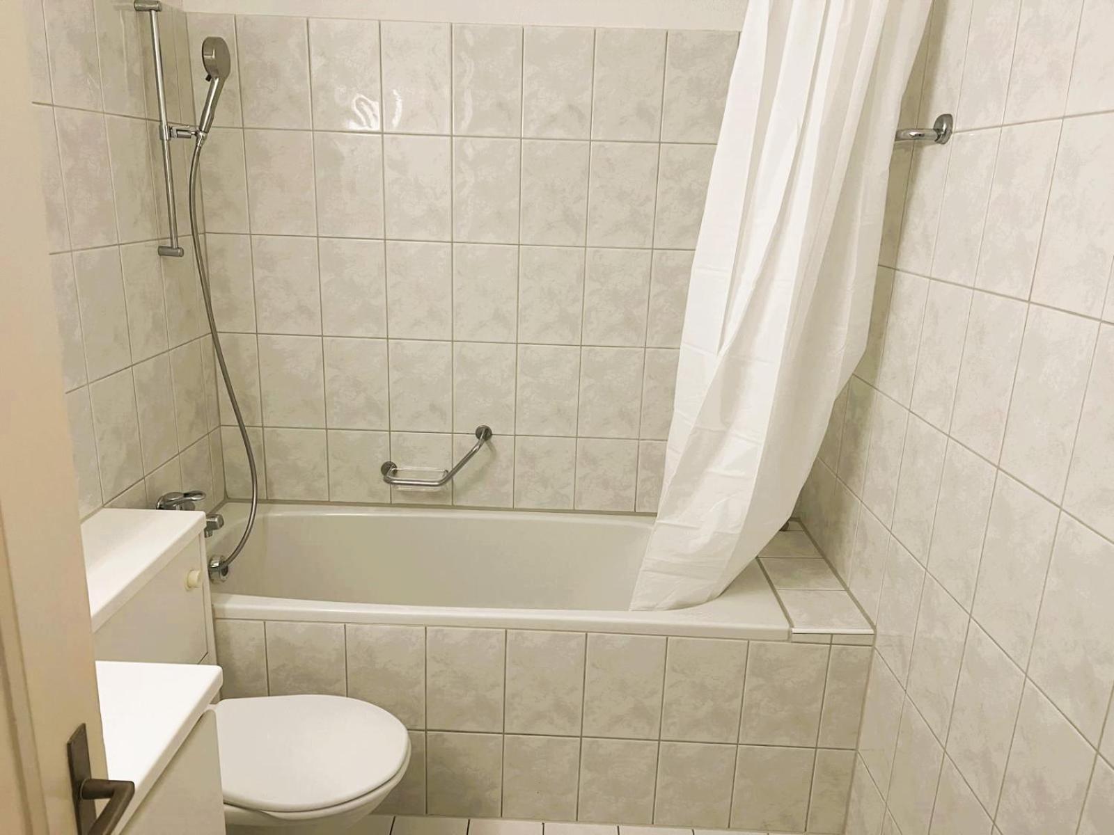 Large Center With Balcony Alt Apartment *