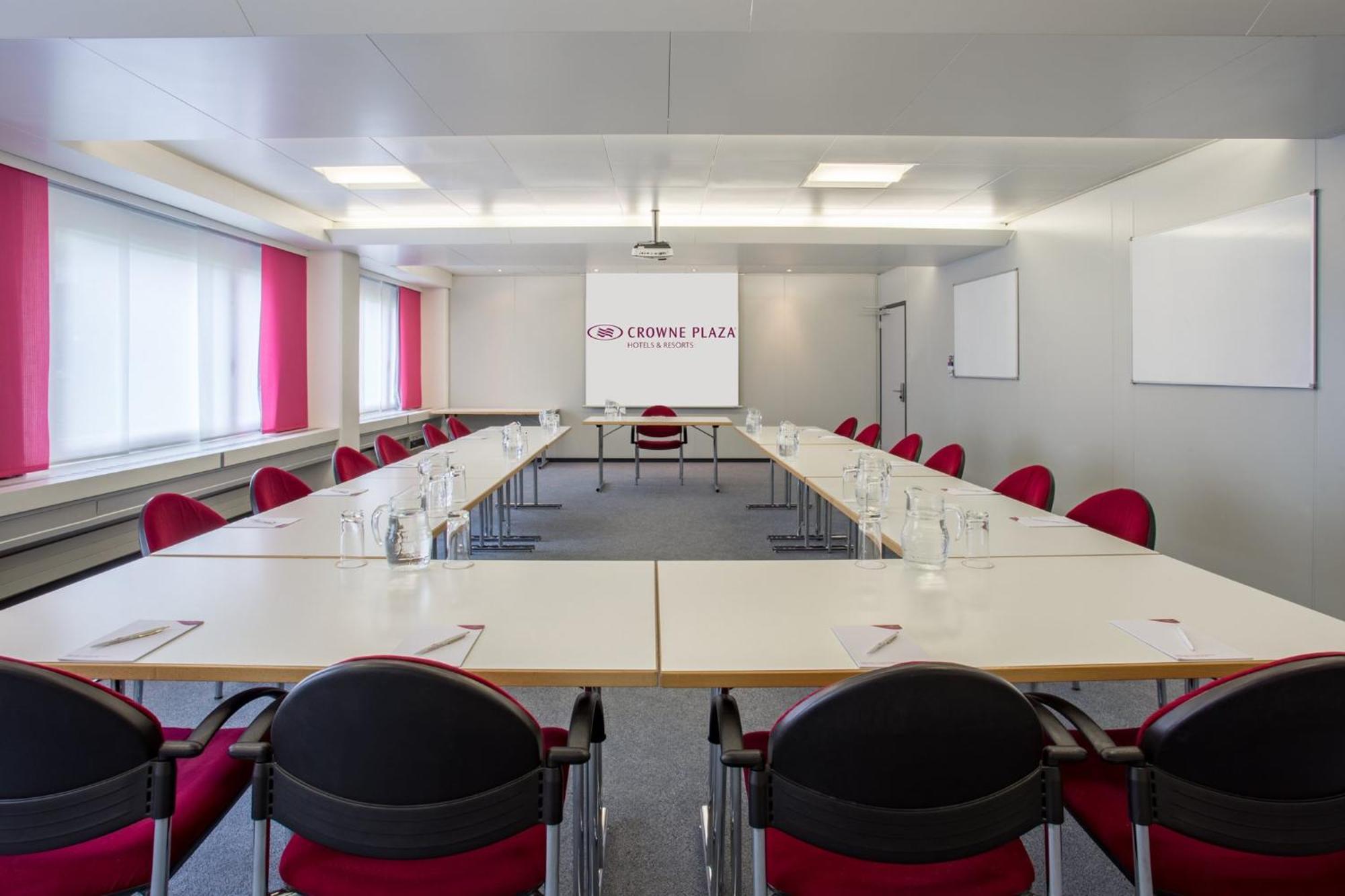 Crowne Plaza By Ihg Hotel 4*