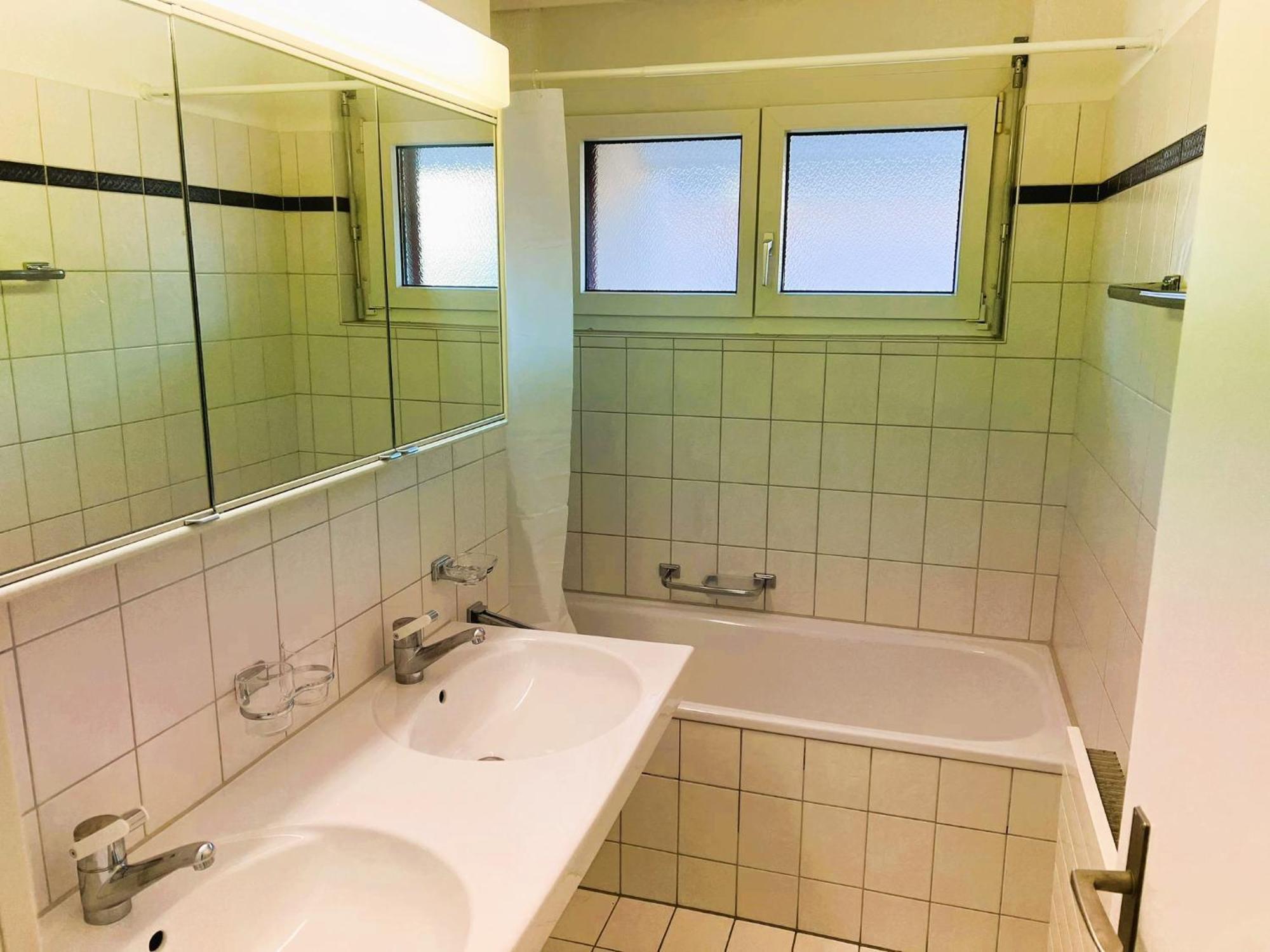 Huge Center With Balcony In Zurich, Kars *