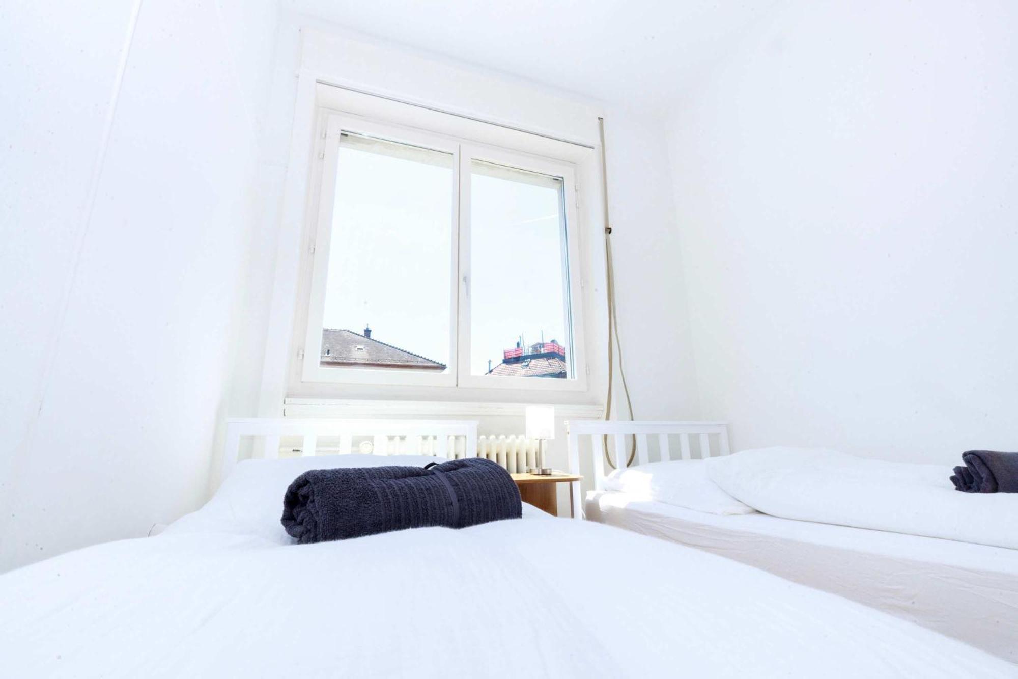 Gem Steps To Tram Family & Group Apartment