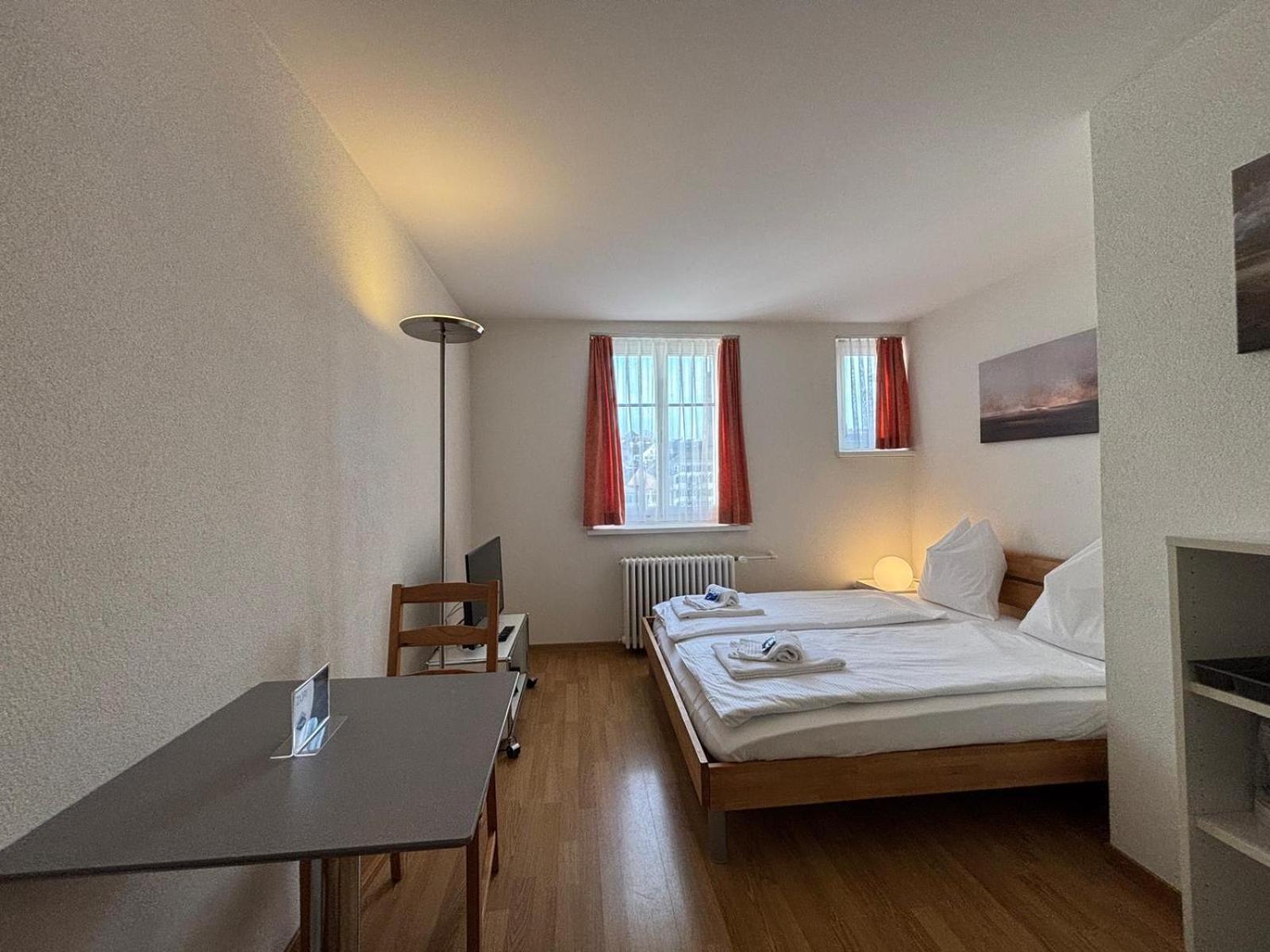 At Famous Storchengasse - Stork 45 *